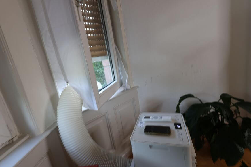 Abluftschlauch des Dreame P-Wind 10 führt durch ein gekipptes Fenster nach draußen